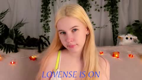 Eliz online show from 10-20-25, 01:06