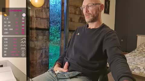 My name is David and if you like public exhibitions you wont be disappointed with me LoL - My favorite vibes is 44  online show from 11-28-25, 07:44