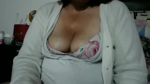 Snapshot of biancasteel chatting on 10-18-25, 12:02 biancasteel online show from 10-18-25, 12:02