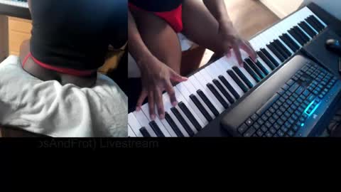 Snapshot of bicepsandfrot chatting on 02-14-25, 09:03 BicepsandFrot online show from 02-14-25, 09:03