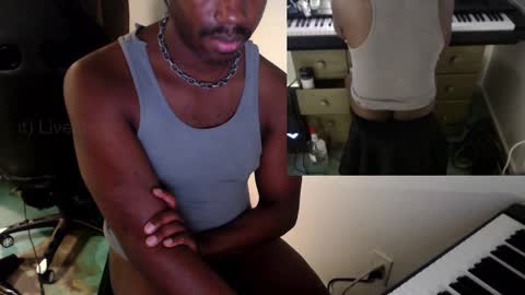 Snapshot of bicepsandfrot chatting on 03-02-25, 12:01 BicepsandFrot online show from 03-02-25, 12:01