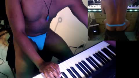 Snapshot of bicepsandfrot chatting on 03-06-25, 10:09 BicepsandFrot online show from 03-06-25, 10:09