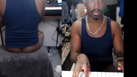 Snapshot of bicepsandfrot chatting on 09-21-25, 01:18 BicepsandFrot online show from 09-21-25, 01:18