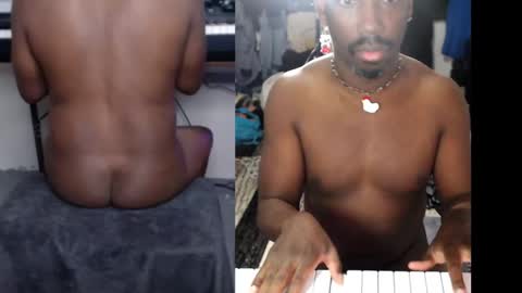 Snapshot of bicepsandfrot chatting on 09-22-25, 06:26 BicepsandFrot online show from 09-22-25, 06:26