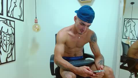 Snapshot of big_valentinhunk chatting on 12-05-25, 01:58 Big valentinHunk online show from 12-05-25, 01:58