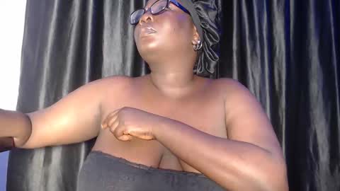 Snapshot of bigass_chocolate chatting on 09-21-25, 08:43 bella online show from 09-21-25, 08:43