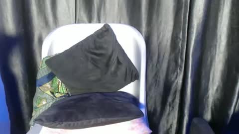 Snapshot of bigass_chocolate chatting on 10-18-25, 11:16 bella online show from 10-18-25, 11:16