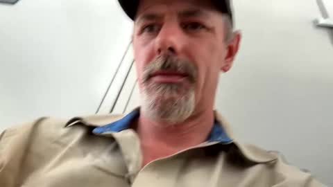 Snapshot of biggymemo69 chatting on 12-17-25, 05:30 biggymemo69 online show from 12-17-25, 05:30