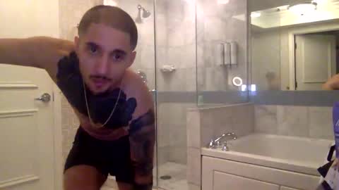 Snapshot of bigsalamitommy03 chatting on 11-27-25, 11:40 hitmanhector online show from 11-27-25, 11:40