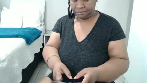 Lona online show from 11-30-25, 04:16