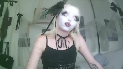 vampire fang  online show from 10-04-25, 07:01