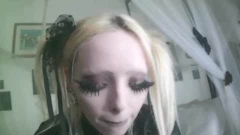 vampire fang  online show from 12-18-25, 08:04