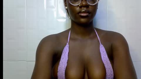Snapshot of black_petitqueen12 chatting on 11-18-25, 07:24 BLACK online show from 11-18-25, 07:24