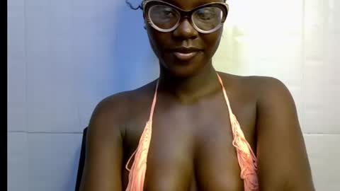 Snapshot of black_petitqueen12 chatting on 11-20-25, 07:02 BLACK online show from 11-20-25, 07:02