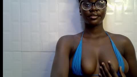 Snapshot of black_petitqueen12 chatting on 11-25-25, 07:36 BLACK online show from 11-25-25, 07:36