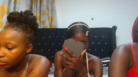 Snapshot of blackafrican_queen chatting on 10-19-25, 05:19 Queen online show from 10-19-25, 05:19
