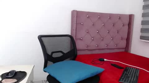 Twtter 1MikeBeckford            Onlyfns beckfordmike online show from 12-19-25, 02:18