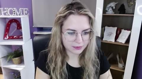 Z O E Y online show from 10-27-25, 05:33