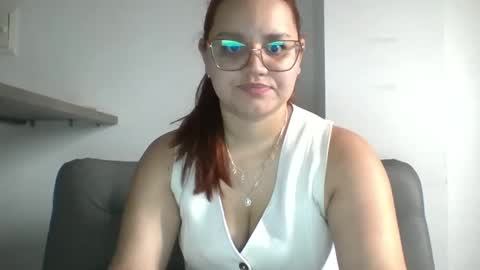 Snapshot of blanquita102530 chatting on 10-08-25, 04:04 Lary online show from 10-08-25, 04:04