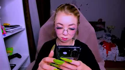 Nicole online show from 12-22-25, 04:42