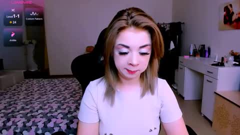 Snapshot of blinkofeyess chatting on 06-09-26, 06:47 Nicole online show from 06-09-26, 06:47