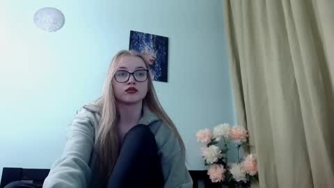 Snapshot of blond_foxy chatting on 12-10-24, 11:43 Blond Foxy online show from 12-10-24, 11:43