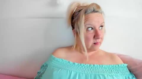 Nicole online show from 10-19-25, 03:12