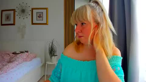Snapshot of blonde_angel20 chatting on 06-08-26, 03:45 Nicole online show from 06-08-26, 03:45