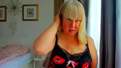 Snapshot of blonde_angel20 chatting on 06-11-26, 10:24 Nicole online show from 06-11-26, 10:24