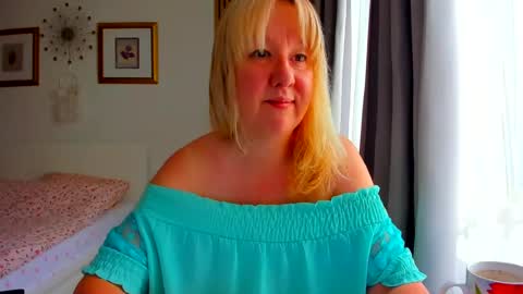 Snapshot of blonde_angel20 chatting on 07-04-26, 03:35 Nicole online show from 07-04-26, 03:35