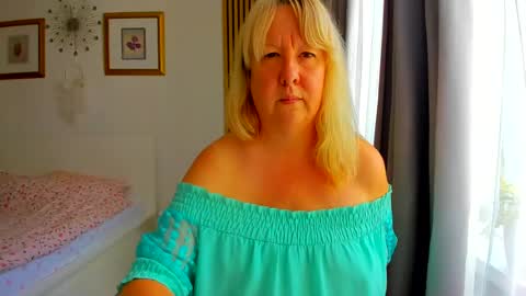 Snapshot of blonde_angel20 chatting on 07-07-26, 06:47 Nicole online show from 07-07-26, 06:47