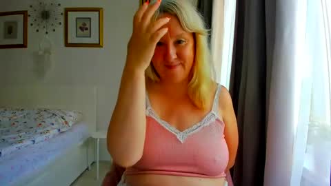 Snapshot of blonde_angel20 chatting on 07-11-26, 05:37 Nicole online show from 07-11-26, 05:37