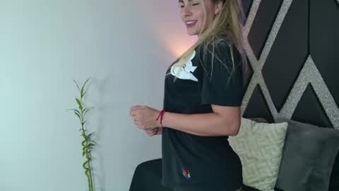 Snapshot of blonde_cat1515 chatting on 06-14-26, 12:19 alejandra online show from 06-14-26, 12:19