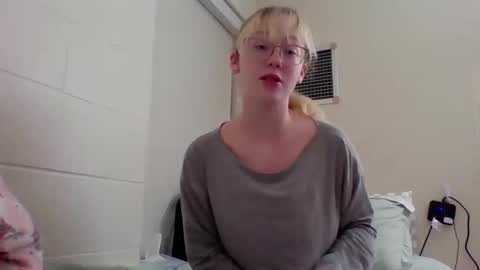 Snapshot of blonde_katie chatting on 12-07-24, 02:31 Katie online show from 12-07-24, 02:31