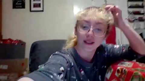 Snapshot of blonde_katie chatting on 12-30-24, 05:13 Katie online show from 12-30-24, 05:13