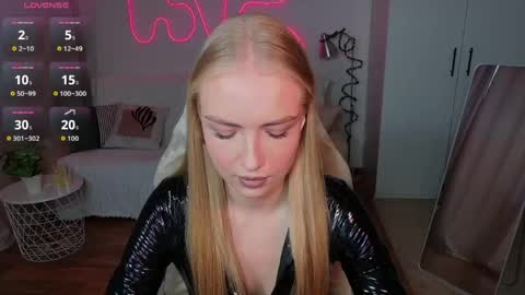 Snapshot of blonde_vibe chatting on 04-27-26, 12:03 Nessa online show from 04-27-26, 12:03