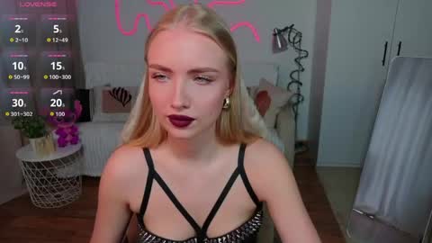 Snapshot of blonde_vibe chatting on 04-30-26, 10:32 Nessa online show from 04-30-26, 10:32