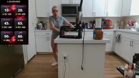Snapshot of blondiebubblebooty chatting on 05-17-26, 04:25 Bubbles online show from 05-17-26, 04:25