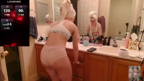 Snapshot of blondiebubblebooty chatting on 05-27-26, 03:14 Bubbles online show from 05-27-26, 03:14