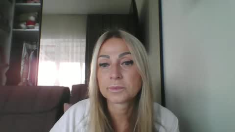 Snapshot of blondkitti chatting on 09-26-25, 09:35 Iren online show from 09-26-25, 09:35