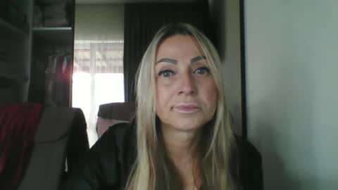 Snapshot of blondkitti chatting on 10-12-25, 09:19 Iren online show from 10-12-25, 09:19