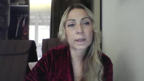 Snapshot of blondkitti chatting on 10-25-25, 12:23 Iren online show from 10-25-25, 12:23