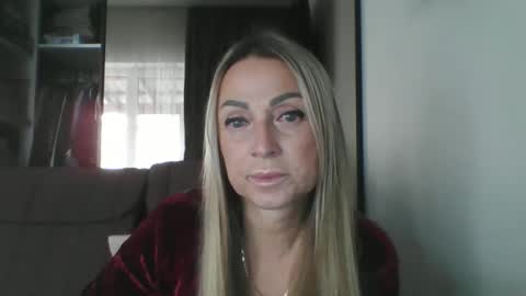 Snapshot of blondkitti chatting on 10-27-25, 08:18 Iren online show from 10-27-25, 08:18