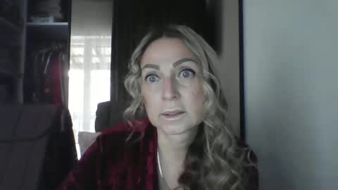 Snapshot of blondkitti chatting on 10-31-25, 09:32 Iren online show from 10-31-25, 09:32