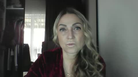 Snapshot of blondkitti chatting on 11-12-25, 10:15 Iren online show from 11-12-25, 10:15