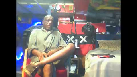 Snapshot of blowfly chatting on 11-23-25, 04:07 BLOWFLY online show from 11-23-25, 04:07