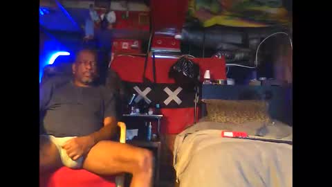 Snapshot of blowfly chatting on 11-25-25, 05:13 BLOWFLY online show from 11-25-25, 05:13