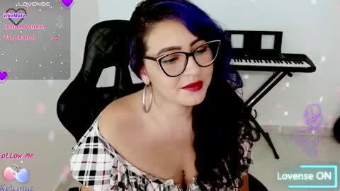 Snapshot of blue_dance chatting on 11-23-25, 04:23 susan online show from 11-23-25, 04:23