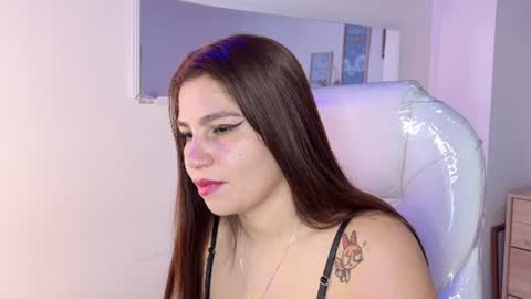 Snapshot of bluee_hazell chatting on 06-18-26, 12:53 online show from 06-18-26, 12:53