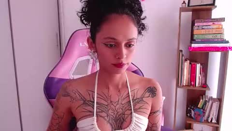 Snapshot of bluee_v chatting on 02-08-26, 06:22 Im Abril .. Nice to meet you thumb up me please its important INDEPENDENT MODEL online show from 02-08-26, 06:22